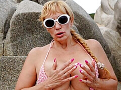 Gros cul, Gros seins, Blonde, Masturbation, Mère que j'aimerais baiser, De plein air, Solo, Dénudage