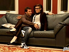 Grote kont, Grote lul, Pijpbeurt, Bruinharig, Hondjeshouding, Natuurlijke tieten, Tiener, Tieten likken