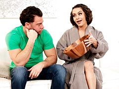 Gros cul, Sucer une bite, Brunette brune, En levrette, Seins naturels, Cheveux courts, Adolescente, Nénés