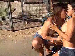 Brunette brune, Femme couguar, Doigter, Embrassement, Lesbienne, Masturbation, De plein air, Tabou