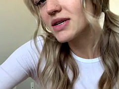 Tetas grandes, Rubia, Corridas, Pies, Fetiche, Penetracion con puños, Masturbación, Tetas