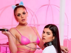 Domination, Embrassement, Lesbienne, Masturbation, Rasée, Jarretelles, Dénudage, Adolescente