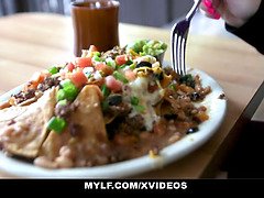Grote mammen, Blond, Vingeren, Lesbisch, Likken, Moeder die ik wil neuken, Tiener, Tieten likken