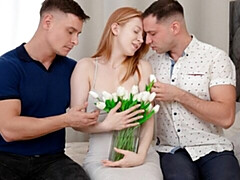 18 jaar, Grote kont, Grote mammen, Pijpbeurt, Hondjeshouding, Dubbele penetratie, Roodharige vrouw, Tiener