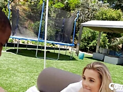 フェラチオ, 中出し, カワイイ, 異人種間, 小柄, プール, ハメ撮り, 馬乗り