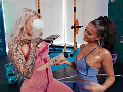 ブロンド, ダブル開発, 指いじり, ジム, レズビアン, 乳首, ピアス, タトゥー