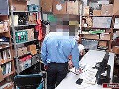 Grosse bite, Sucer une bite, Brunette brune, Bite énorme, Bureau, Petite femme, Adolescente, Uniforme