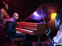 Culo grande, Tetas grandes, Negro, Mamada, Estilo perrito, Ébano, Madres para coger, Trio