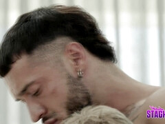 茶髪の, チン, 指いじり, 開帳, ゲイ, 筋肉, ピアス, タトゥー