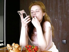 En levrette, Doigter, Branlette thaïlandaise, Masturbation, Seins naturels, Rousse roux, Solo, Nénés