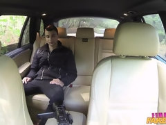 Sucer une bite, Voiture, En levrette, Branlette thaïlandaise, Léchez, De plein air, Pov, Chatte