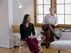 Blondine, Braunhaarige, Gesichtssitzen, Kompletter film, Lesbisch, Lecken, Büro, Realität