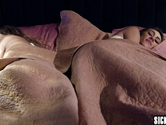 18 ans, Femme couguar, Couple, Doigter, Embrassement, Lesbienne, Mère que j'aimerais baiser, Adolescente