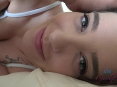 Amateur, Morena, Penetracion con dedos, Masturbacion con pies, Novia, Besar, Afeitado, Fumando