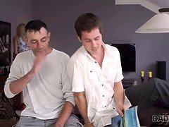 Daddy4k un mec expérimenté pénètre sonnie fils chaud girlfriend pendant qu'un mec