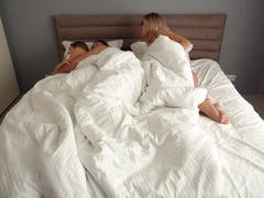 Enthousiasteling, Blond, Pijpbeurt, Sperma, Hondjeshouding, Moeder die ik wil neuken, Stiefmoeder, Trio