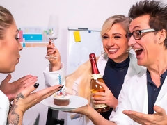 Большая жопа, Большие сиськи, Блондинки, Пальцем, Большие дырки, Киски, Бритые, Стриптизерша