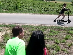 Grosse titten, Braunhaarige, Handjob, Reif, Natürlichen titten, Im freien, Öffentlich, Flotter dreier