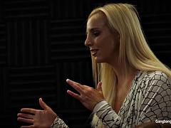 Blond, Pijpbeurt, Oudere vrouw, Sperma, Sperma shot, Sperma in gezicht, Handbeurt, Moeder die ik wil neuken