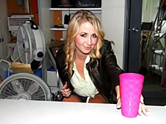 18 ans, Gros cul, Grosse bite, Gros seins, Sucer une bite, En levrette, Maigrichonne, Adolescente