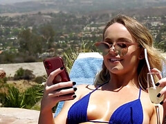 Noire, Blonde, Sucer une bite, En gros plan de très près, Interracial, Petite femme, Piscine, Tatouage