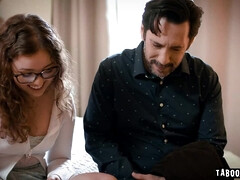 Blasen, Braunhaarige, Geschnappt, Kehlenfick, Brille, Hardcore, Natürlichen titten, Rasiert