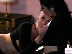 18 jaar, Blond, Bruinharig, Hd, Lesbisch, Masturbatie, Tiener, Tieten likken