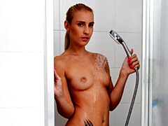 Gros cul, Gros seins, Blonde, Doigter, Maigrichonne, Solo, Dénudage, Adolescente