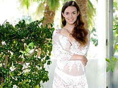 Brunette brune, Mignonne, Doigter, Lingerie, Masturbation, Seins naturels, De plein air, Nénés