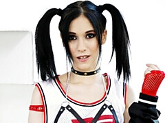 Gros cul, Grosse bite, Sucer une bite, Brunette brune, En levrette, Seins naturels, Pigtail, Adolescente