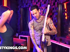 Grosser arsch, Grosser schwanz, Grosse titten, Blasen, Braunhaarige, Besamung, Natürlichen titten, Rasiert