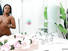 Noire, Sucer une bite, Noir ébène, Interracial, Seins naturels, Adolescente, Voyeur, Mouillée