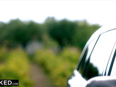 Pijpbeurt, Lul, Hondjeshouding, Sperma in gezicht, Interraciaal, Openbaar, Roodharige vrouw, Tieten likken