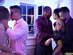 Большие сиськи, Минет, Брюнетки, Группа, Секс без цензуры, Латиноамериканки, Лизание, Сиськи