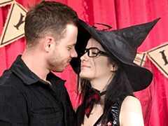 18 ans, Gros cul, Sucer une bite, Brunette brune, En levrette, Seins naturels, Adolescente, Nénés