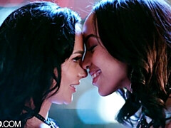 Küssen, Lesbisch, Lecken, Lingerie, Natürlichen titten, Rasiert, Entkleiden, Titten