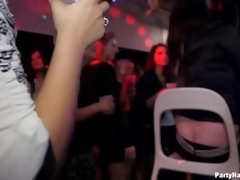 Amateur, Noire, Brunette brune, Homme nu et filles habillées, Dansant, Queue, Fête, Jarretelles