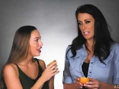 Brunette brune, Doigter, Embrassement, Lesbienne, Léchez, Masturbation, Chatte, Dénudage