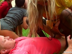 Aangekleed, Huisgemaakt, Lesbisch, Buiten, Feest, Pornster, Swinger, Nat