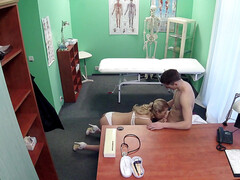 Arzt, Lecken, Muschi, Sich ausziehen, Scherzbold, Eng, Uniform, Spanner