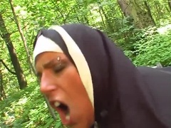 Tussi, Grosse titten, Blasen, Sperma im mund, Fingern, Nonne, Im freien, Muschi