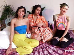 Leie, Pummelig, Lecken, Natürlichen titten, Pov, Schlampe, Flotter dreier, Titten