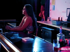 Lécher le cul, Gros seins, Brunette brune, Tromperie, Bâillonner, De plein air, Cheveux courts, Branlette espagnole