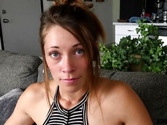 Brunette brune, Européenne, Seins naturels, Piercing, Pov, Rasée, Tatouage, Adolescente