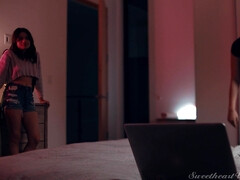 Поза 69, Жопа, Большие сиськи, Джинсы, Поцелуи, Латиноамериканки, Лизание, Киски