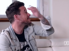 お尻, デカパイ, ブロンド, イギリス人, 女 人男 人, 手コキする, ヒール, キス