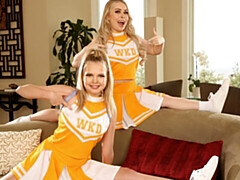 Большие сиськи, Блондинки, Пальцем, Поцелуи, Белье, Киски, Тощие, Стриптизерша