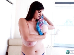 Gros seins, Brunette brune, Plantureuse, Poilue, Hd, Seins naturels, Chatte, Suçant