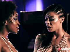 デカパイ, ビッチ, 巨乳な, 黒人, Hd, ヒール, レズビアン, オッパイの