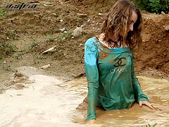 Jodie bathes in clay mess!